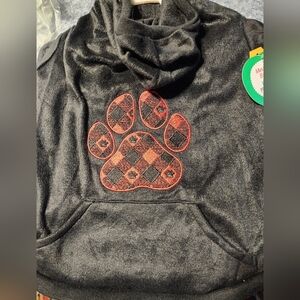 Male me a offer. Nwt dogs holiday sweatshirt size meduim